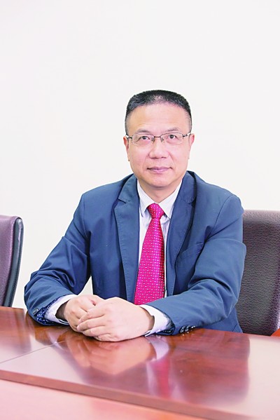 徐飛 教授、博士生導(dǎo)師。歷任上海交通大學(xué)副校長、西南交通大學(xué)校長、上海財(cái)經(jīng)大學(xué)常務(wù)副校長，現(xiàn)任福耀科技大學(xué)常務(wù)副校長。國務(wù)院政府特殊津貼專家。先后兼任中國鐵道學(xué)會(huì)副理事長，中國管理學(xué)會(huì)組織與戰(zhàn)略專業(yè)委員會(huì)副主任，教育部高等學(xué)校創(chuàng)新創(chuàng)業(yè)教育指導(dǎo)委員會(huì)副主任，中國高等教育學(xué)會(huì)創(chuàng)新創(chuàng)業(yè)教育分會(huì)理事長，中國高質(zhì)量MBA教育認(rèn)證（CAMEA）工作委員會(huì)副主任，中國職業(yè)技術(shù)教育學(xué)會(huì)副會(huì)長等。主要研究領(lǐng)域?yàn)閼?zhàn)略管理、競爭戰(zhàn)略與博弈論、創(chuàng)新創(chuàng)業(yè)、跨文化戰(zhàn)略領(lǐng)導(dǎo)力等。出版著作20余部。