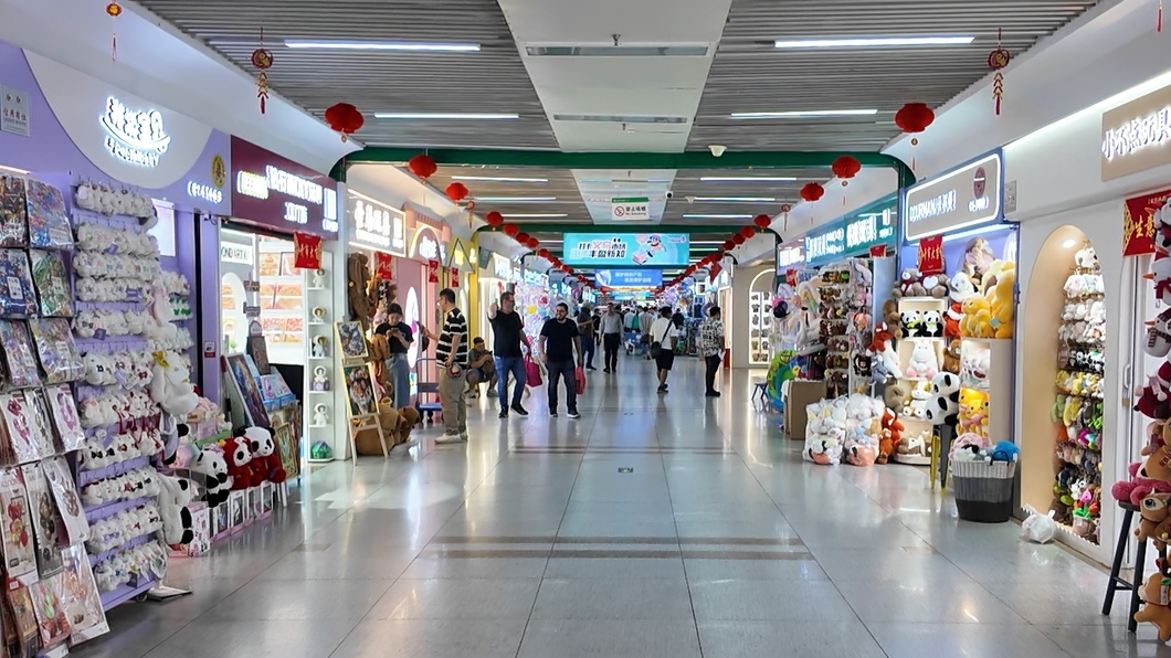 4月30日，義烏國(guó)際商貿(mào)城一區(qū)現(xiàn)場(chǎng)。人民網(wǎng)記者 王仁宏攝