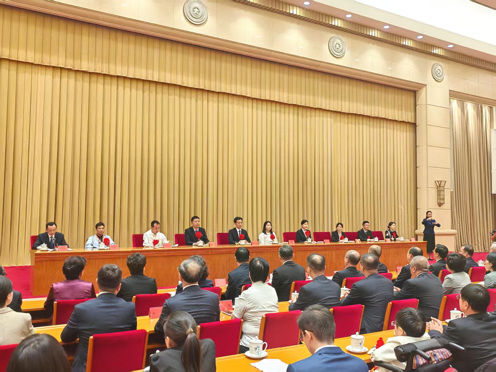 第七次全國自強模范暨助殘先進事跡首場報告會現(xiàn)場。 人民網(wǎng)記者 王子鋒攝