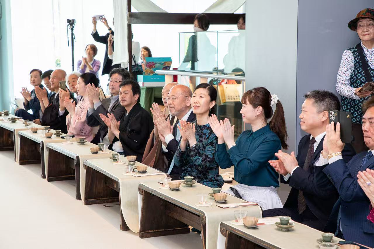 中日兩國文旅界、各茶道流派嘉賓出席開幕式。中國駐大阪旅游辦事處供圖