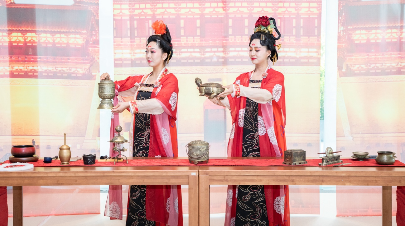 法門寺地宮出土文物一比一復刻的宮廷茶器。中國駐大阪旅游辦事處供圖
