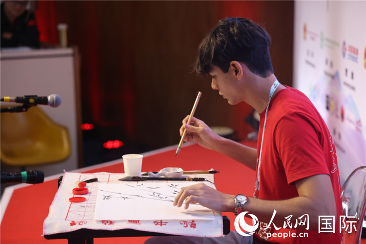 2025年“漢語(yǔ)橋”巴西賽區(qū)決賽的“才藝展示”環(huán)節(jié)，一名參賽者正在繪畫(huà)。人民網(wǎng)記者 時(shí)元皓攝