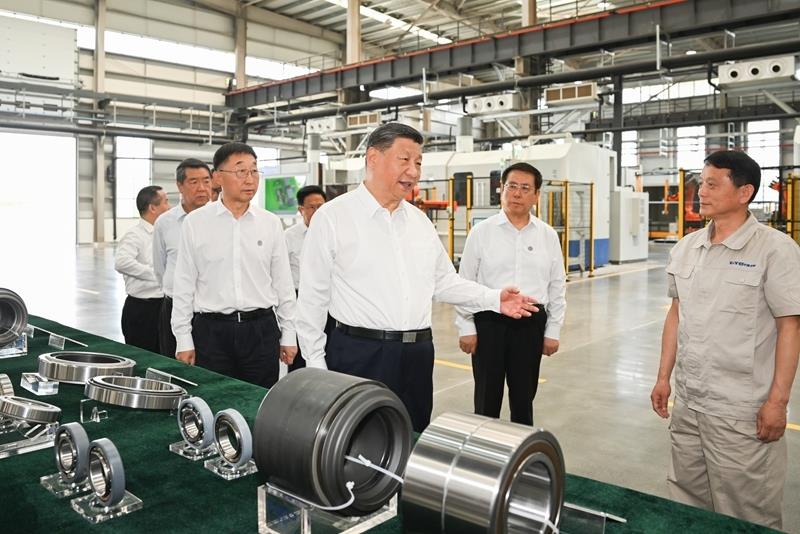 2025年5月19日，習(xí)近平總書記在河南洛陽軸承集團(tuán)股份有限公司智能工廠考察。