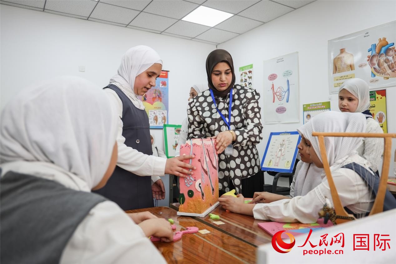圖為阿爾·圖拉女子學(xué)校學(xué)生在上生物課。人民網(wǎng)記者 薛丹攝