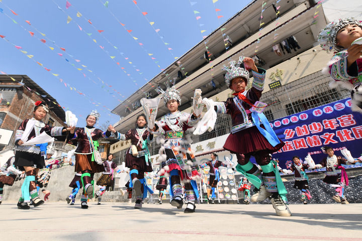 2025年3月25日，廣西柳州市融水苗族自治縣桿洞鄉(xiāng)中心小學(xué)學(xué)生在跳蘆笙踩堂舞。新華社記者 黃孝邦 攝
