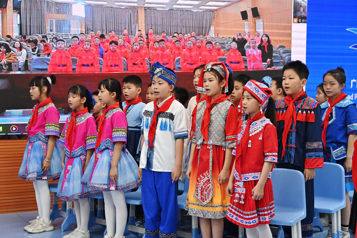 2025年3月28日，在“壯蒙一家親 共筑中國夢”手拉手主題云隊會上，廣西南寧市濱湖路小學(xué)四（1）中隊隊員通過網(wǎng)絡(luò)和內(nèi)蒙古鄂爾多斯東勝區(qū)第十二小學(xué)四（9）中隊隊員一起唱《中國少年先鋒隊隊歌》。新華社記者 周華 攝