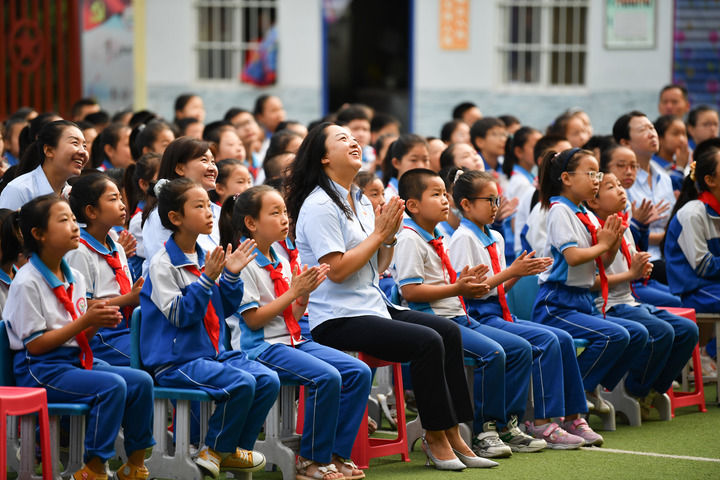 2021年7月1日，在位于陜西省延安市的楊家?guī)X福州希望小學(xué)，師生收看慶祝中國共產(chǎn)黨成立100周年大會。新華社記者 張博文 攝