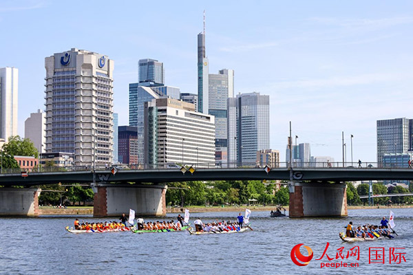 龍舟賽隊(duì)伍奮力揮槳、破浪前行。人民網(wǎng) 依琳攝