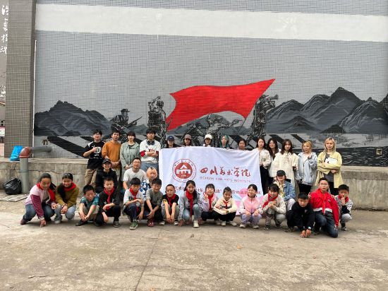 “行動中的課堂：探尋茶馬古道紅色印記”工作坊與當?shù)匦W生共同創(chuàng)作主題壁畫。
