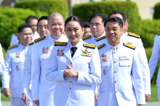 2024年9月7日，泰國(guó)總理佩通坦·欽那瓦（前中）及新一屆內(nèi)閣成員在位于首都曼谷的總理府與媒體見(jiàn)面。新華社發(fā)（拉亨攝）