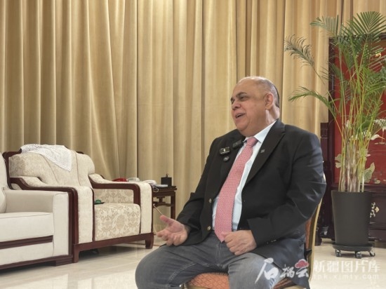 上合組織副秘書長索海爾·汗在專訪中。石榴云/新疆日報記者 劉翔攝