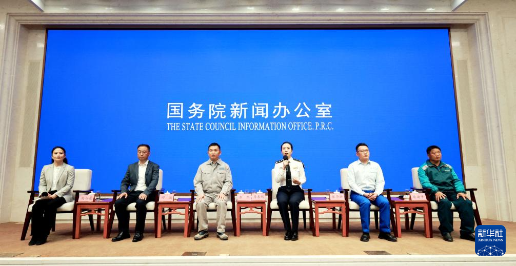 5月29日，國務(wù)院新聞辦公室在北京舉行“新征程上的奮斗者”中外記者見面會，交通運輸領(lǐng)域代表圍繞“加快建設(shè)交通強國 勇當(dāng)開路先鋒”與中外記者見面交流。新華社記者 潘旭 攝
