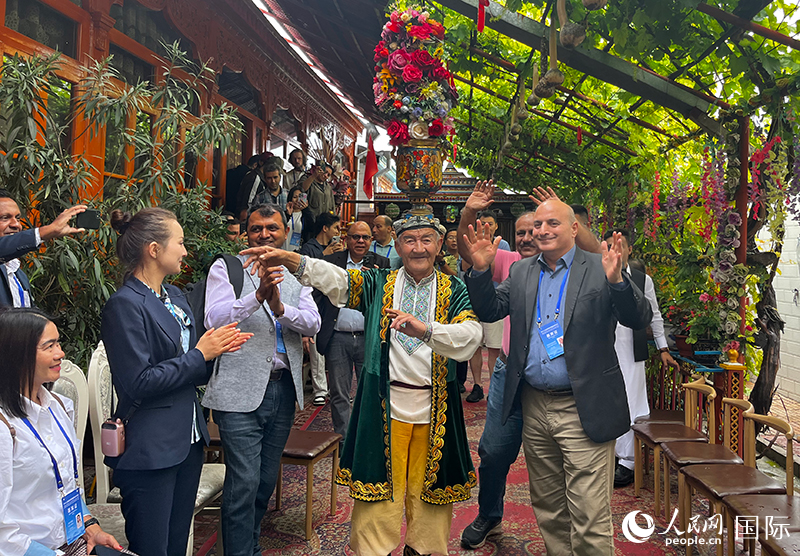 5月24日，外國媒體人在伊寧市喀贊其民俗旅游區(qū)參觀體驗。 人民網(wǎng)記者 翟轉麗攝