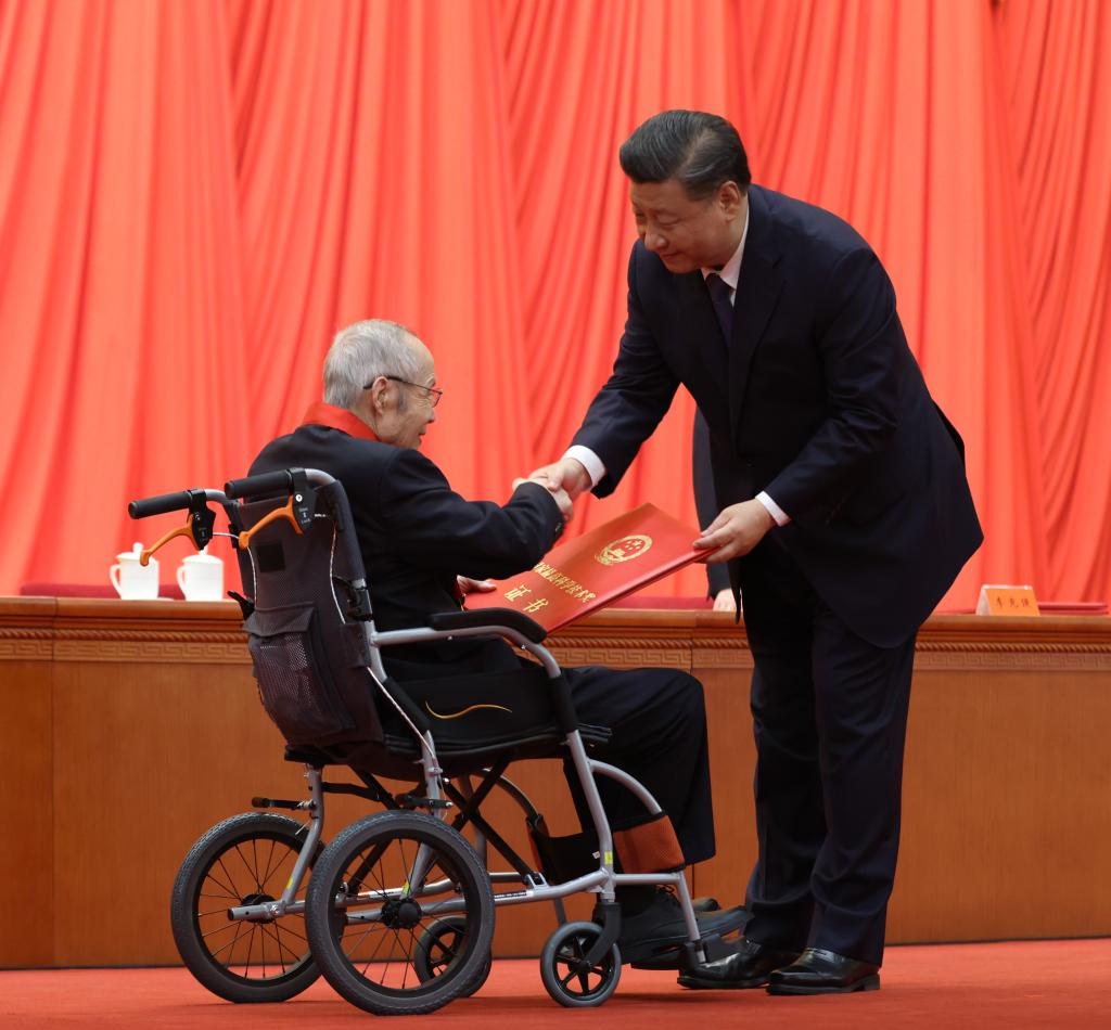 2021年11月3日，2020年度國家科學(xué)技術(shù)獎勵大會在北京人民大會堂隆重舉行。習(xí)近平總書記向獲得2020年度國家最高科學(xué)技術(shù)獎的中國航空工業(yè)集團有限公司顧誦芬院士頒獎。新華社記者 龐興雷 攝