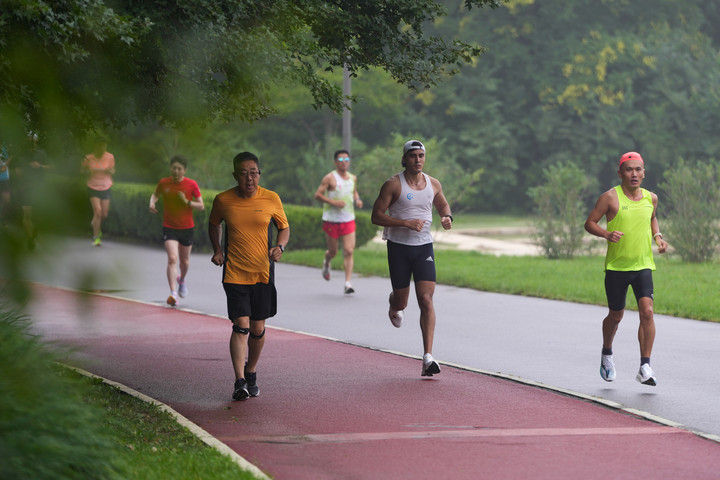 2024年7月14日，市民在北京中軸線延長(zhǎng)線上的奧林匹克森林公園運(yùn)動(dòng)鍛煉。