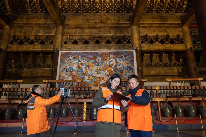 北京市測(cè)繪設(shè)計(jì)研究院團(tuán)隊(duì)在太廟測(cè)繪（2023年2月19日攝）。2020年9月起，北京市測(cè)繪設(shè)計(jì)研究院的技術(shù)團(tuán)隊(duì)開(kāi)展了北京中軸線遺產(chǎn)點(diǎn)實(shí)地測(cè)繪，從文物保護(hù)、環(huán)境整治、文物騰退等方面為北京中軸線申遺提供空間數(shù)據(jù)底板。