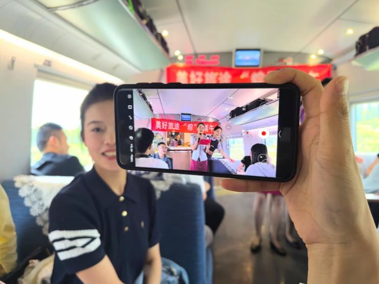 在活動中，旅客紛紛舉起手機拍攝。顏笑攝