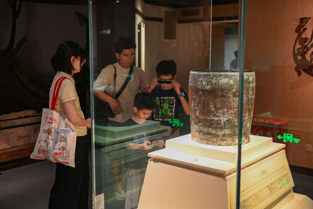 △2025年5月18日，游客在廣東廣州南越王博物院（王墓展區(qū)）體驗AR眼鏡智慧導(dǎo)覽服務(wù)。