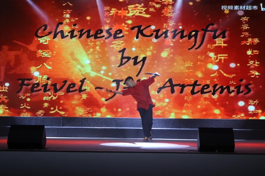 恩星學(xué)校中學(xué)部學(xué)生表演武術(shù)。哈山努丁大學(xué)孔子學(xué)院供圖